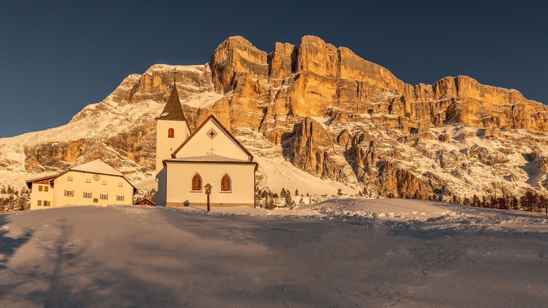 La chiesa di Santa Croce ai piedi del Sas dla Crusc d'inverno