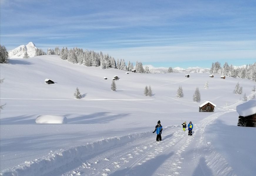 Bambini che camminano nella neve in un paesaggio invernale