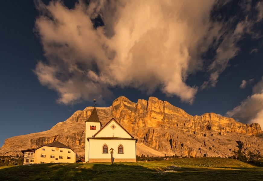 Il Santuario di Santa Croce in Badia illuminato dal sole al tramonto